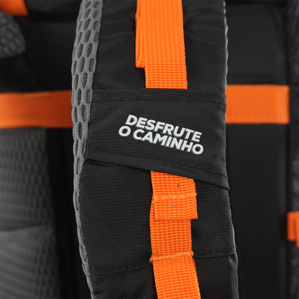 Mochila Legendários Andes 40 Litros - Tecido Ripstop Resistente, com Capa de Chuva Integrada, Compartimento para Notebook e Saída para Hidratação, Ideal para Trilhas, Viagens e Dia a Dia