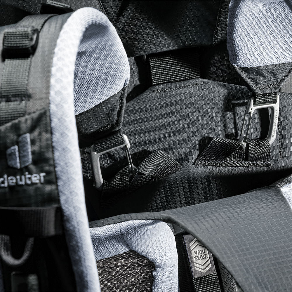 Mochila para Trekking 65+10L Aircontact Pro Deuter com Capa de Chuva, Bolsos Expansíveis e Compartimento de Hidratação